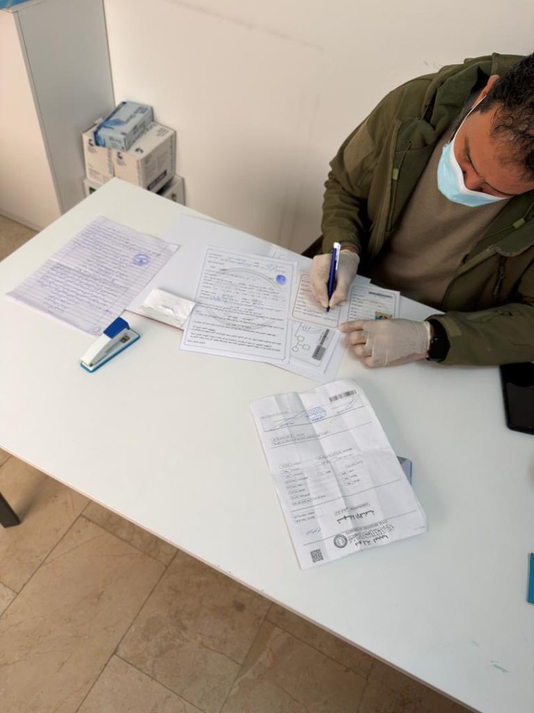 موظف يسجل بيانات المفقوين الصورة دون شعار