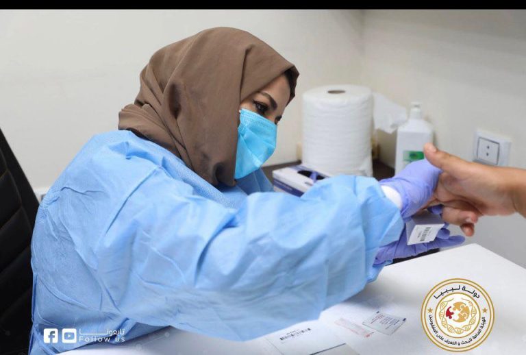 موظفة تأخذ عينة